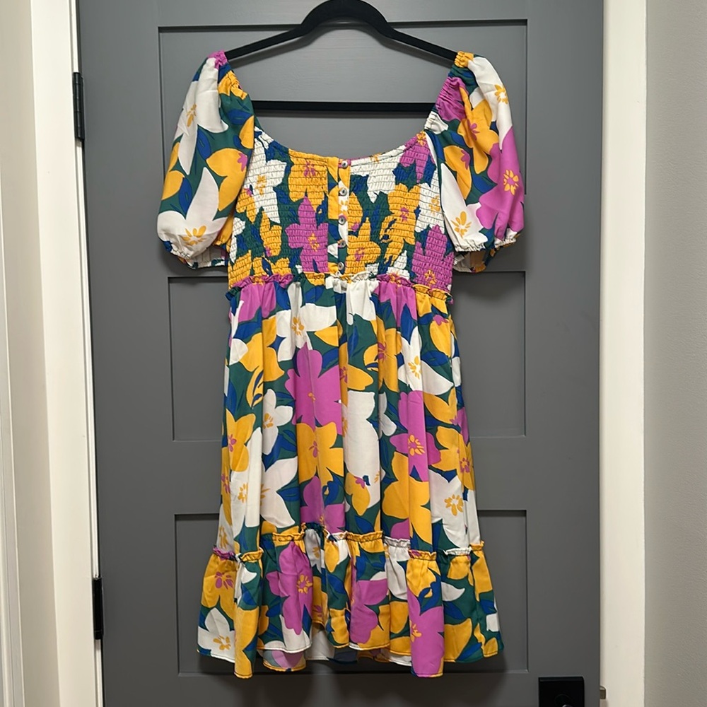 Floral colorful cute dress. Awesome
Button detail on front